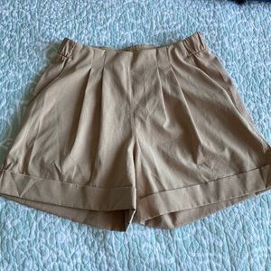 Lululemon tan/beige pleated shorts